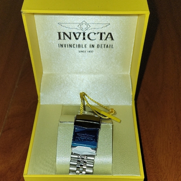 Invicta Silver Bracelet Watch in Yellow Box - Picture 3 of 4